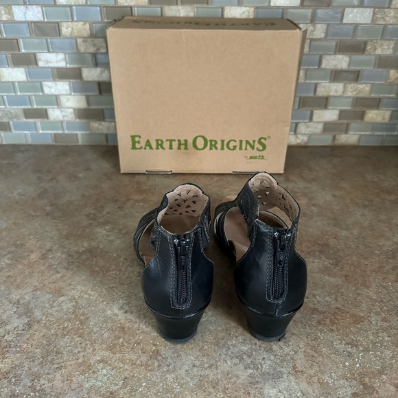 Earth Origins back zip comfort sandals in black leather - Picture 2 of 4